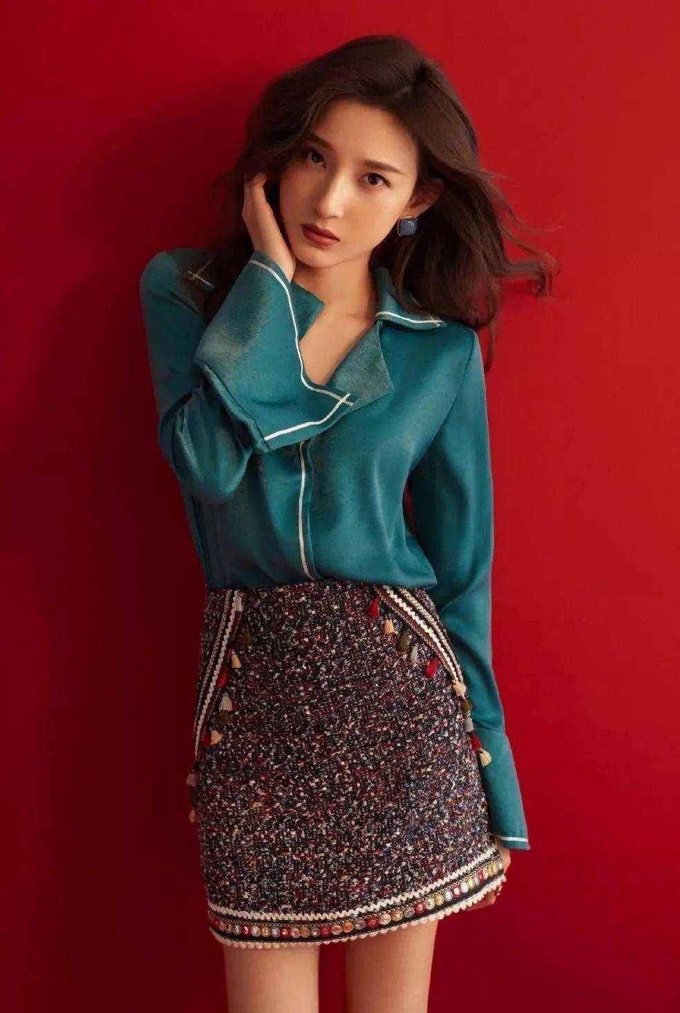 马凡舒惊艳央视春晚,穿中国风红裙气质不输董卿,私服穿搭也很美_身材