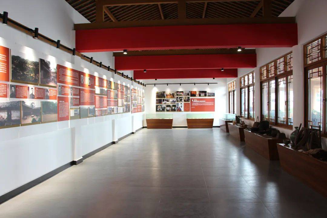 红色雕塑—曙光民国年间,三座大山压迫,西山人民群情激荡.