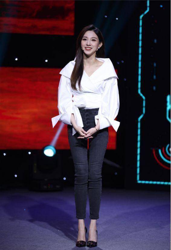 马凡舒惊艳央视春晚,穿中国风红裙气质不输董卿,私服穿搭也很美_身材