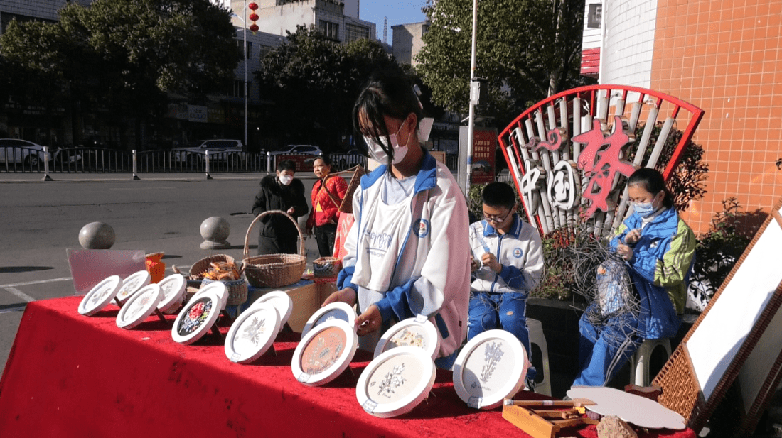 笔墨飘香满校园，藤编溢彩迎新年！ 安顺经开区尝试中学师生开展迎新年活动