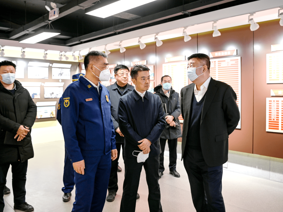 周鹏举代表市委,市政府向全市消防救援人员及家属致以新春的祝福,关心
