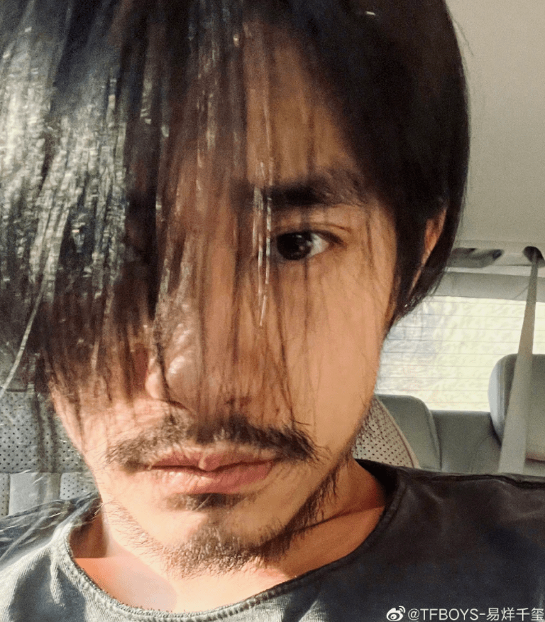 易烊千玺分享《满江红》剧组拍摄的照片