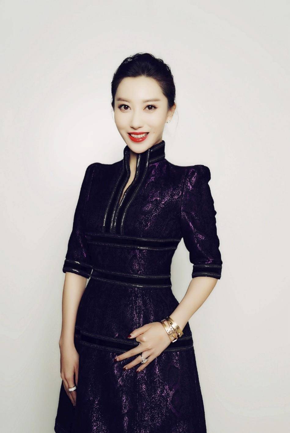 章子怡嫂子殷旭,穿深v黑裙太"狂野",薄纱点缀妩媚又吸睛_领口_小黑