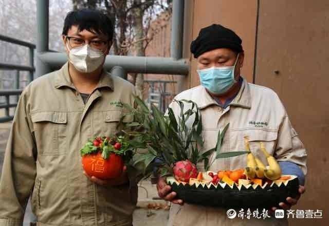 大岁首年月一，济南动物园萌宠高兴吃“大餐”