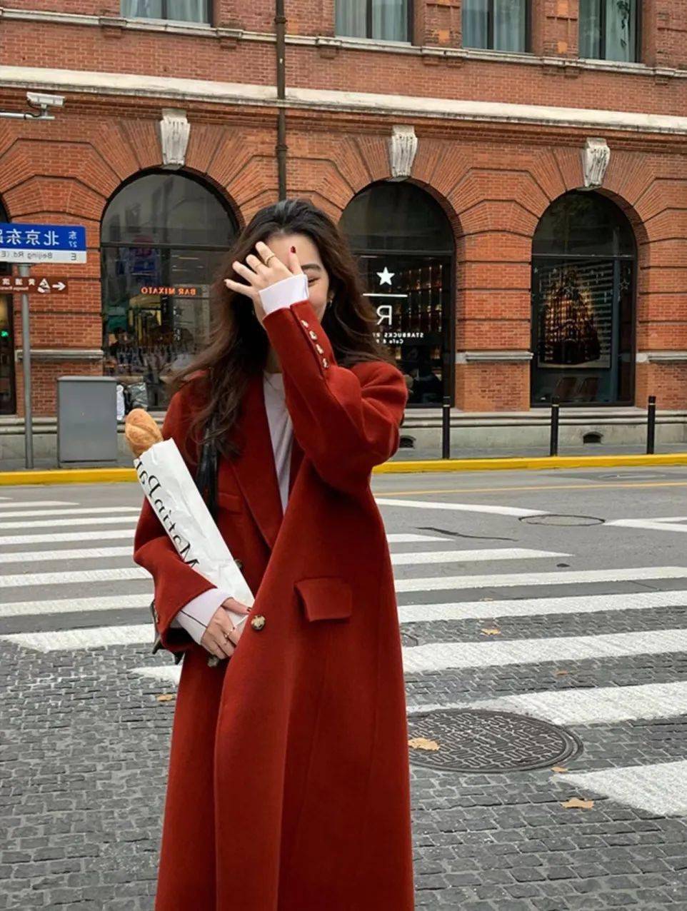 让人眼前一亮,吸睛指数100%~70%红或者可以同色系搭配,红色和红色搭配