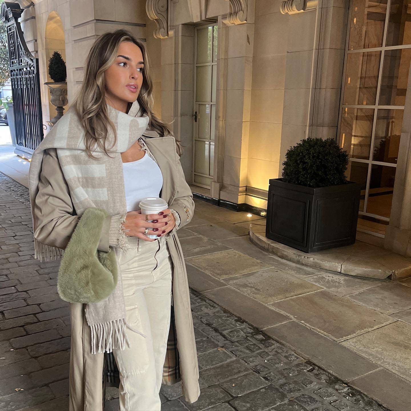 【社交秀】阿圭罗女友练瑜伽 格策妻子美艳自拍_女儿_苏亚雷斯