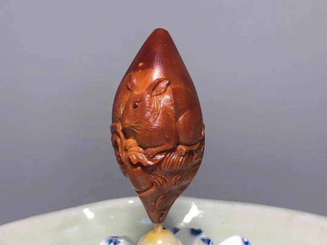 核雕《奋发"兔"强》【作者】:夏栋【作品简介】:作品所雕刻兔子栩栩如