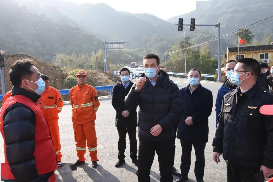 1月24日大年初三,县委书记张本锋率队赴金乡镇,炎亭镇等地,就安全生产