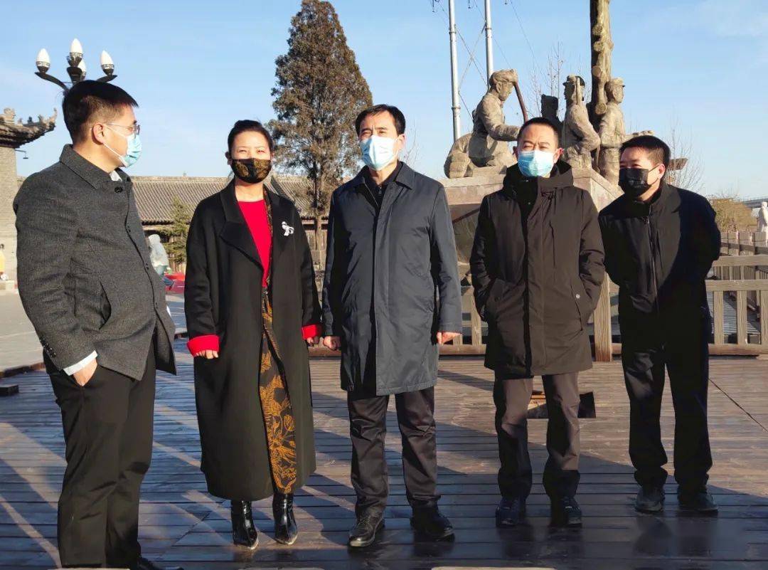 在黄河大梯子崖景区和龙门景区,董亚强一行边走边看