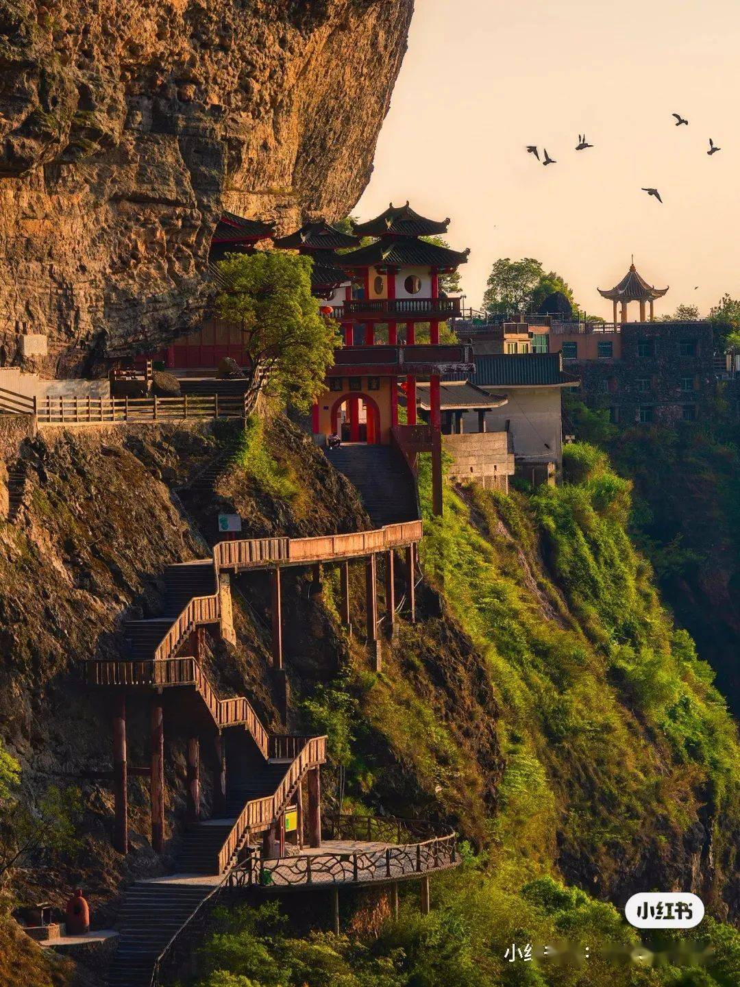 129元/人含:午餐,帽子,矿泉水,高速往返车费,保险,灵通岩门票 三平