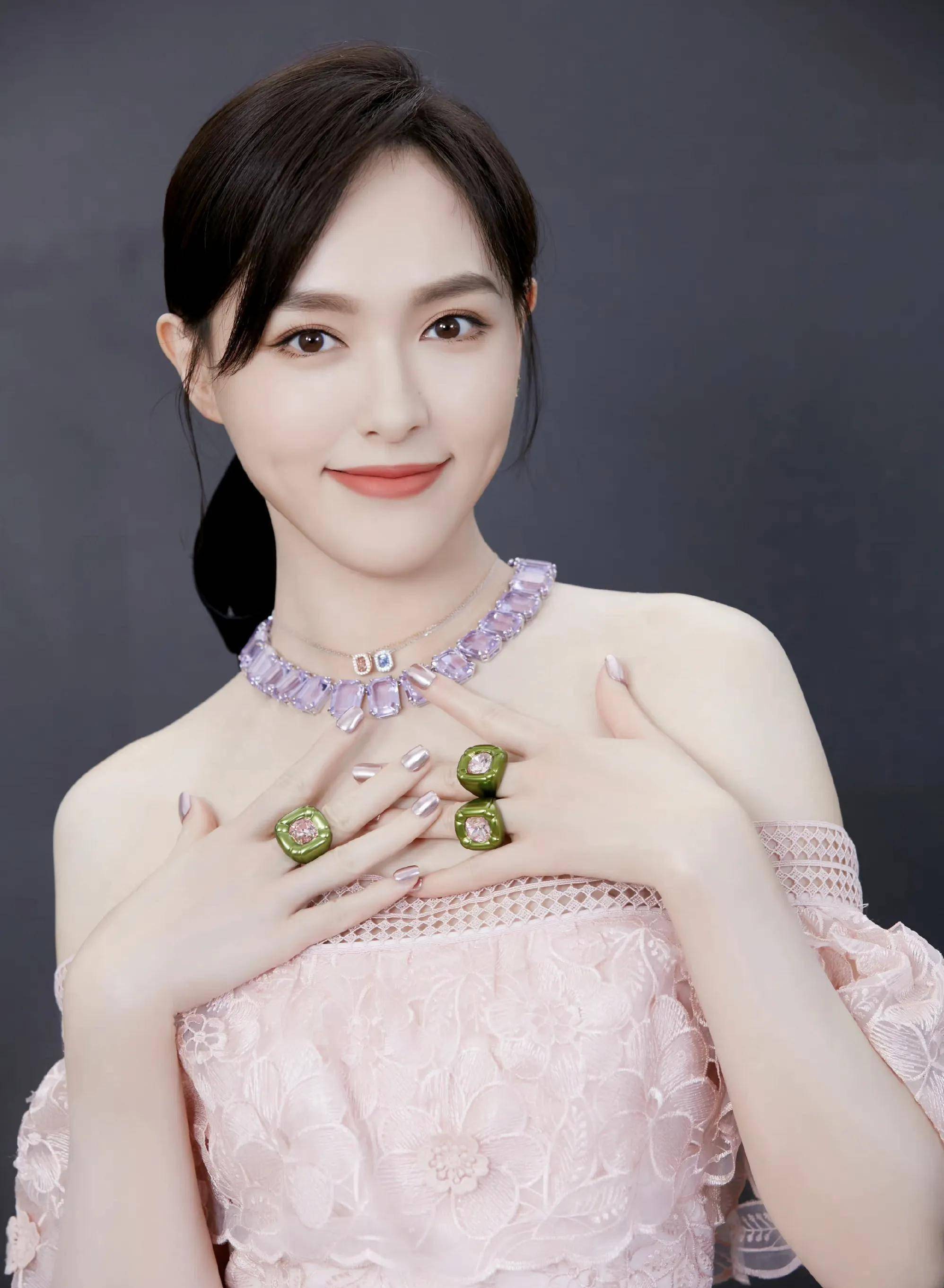 唐嫣时尚写真:袅袅婷婷,高贵典雅