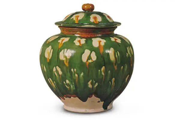 唐三彩罐此器的胎体和宝相花纹采模印法一体成形,先送入窑内烧制定型