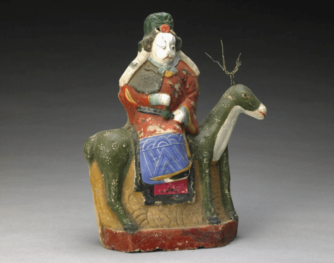 绘制彩色的泥塑"兔儿爷"在民间流传甚广玉兔捣药象征着从长生不老明