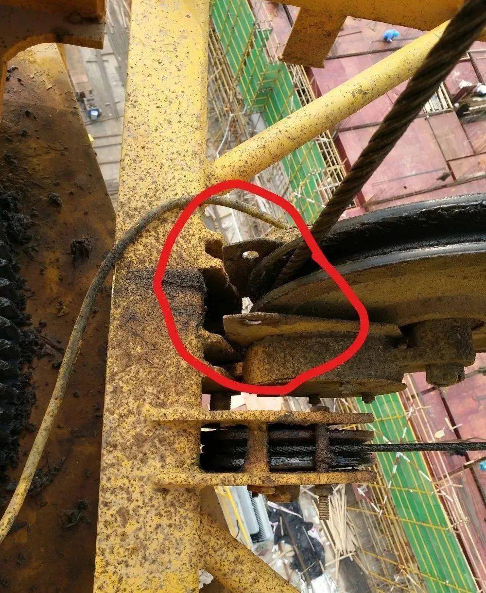 防跳绳,排绳轮都没有再来看一下小车钢丝绳在大臂上防跳绳设计不合理