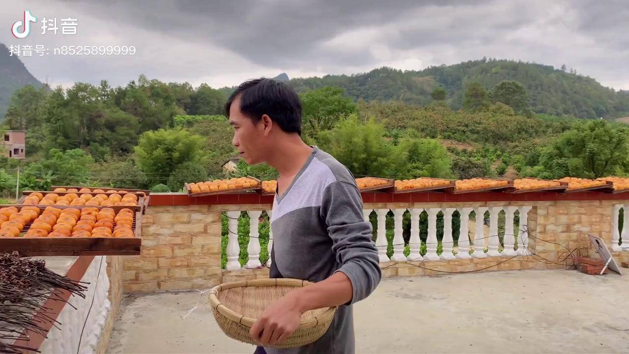 39岁广西炮哥结婚后,夫妻俩干活有说有笑,网友评论:真幸福