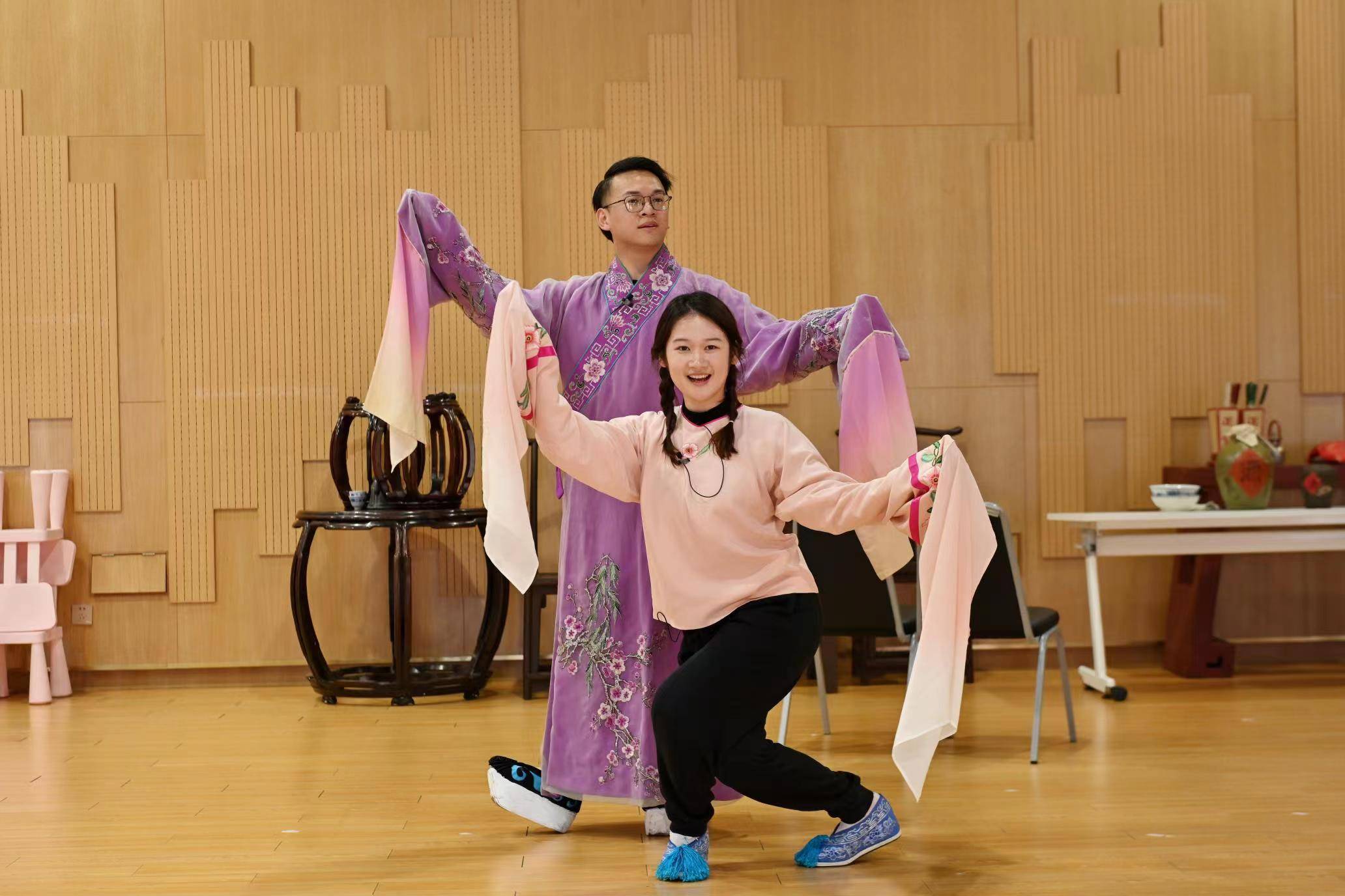 舞水袖、踩厚底，沪剧青年如何传承骨子老戏_胡锦初_唱腔_洪立勇
