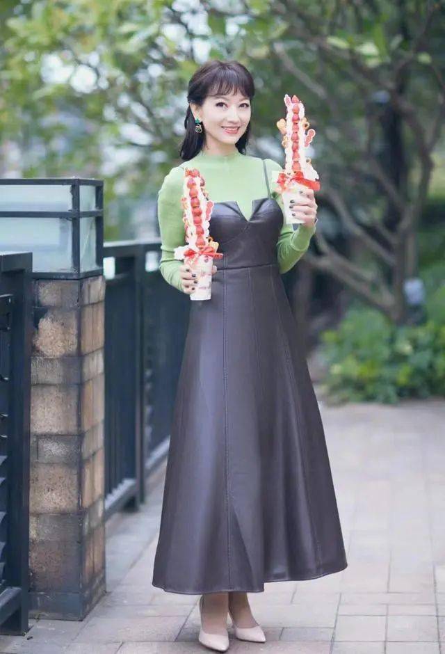69岁赵雅芝真时髦,绿色针织衫搭吊带皮裙,减龄又显气质!