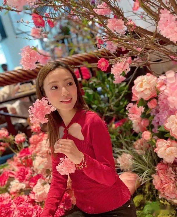 李思欣年年被催生b麻木晒 装头炷香望事事顺利_上香_朋友_老公