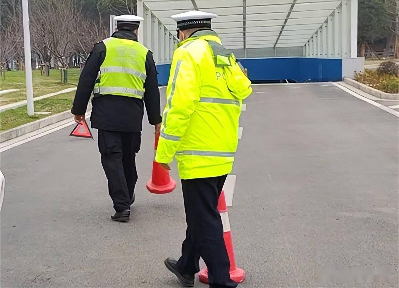 湖南常德:交警这一暖心举动 群众连声表示感谢_车主_刘威_沈渤阳