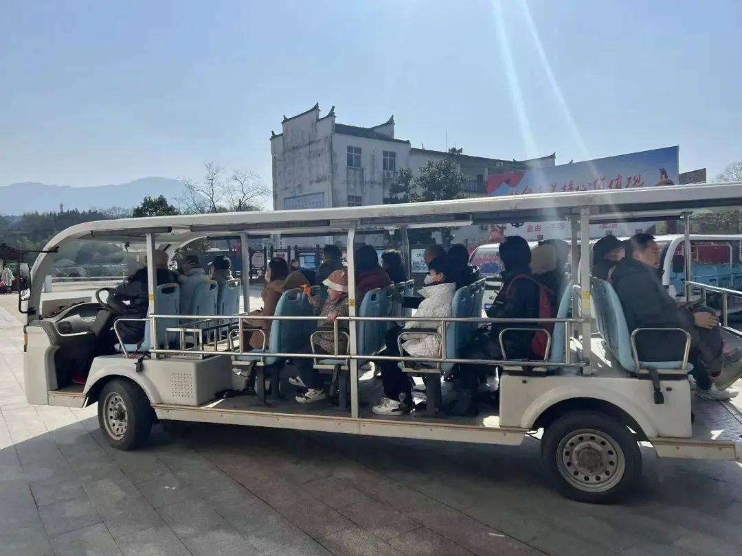 体验冰雪运动是今年春节期间出游受欢迎的亲子项目,丁家桥梦幻后山