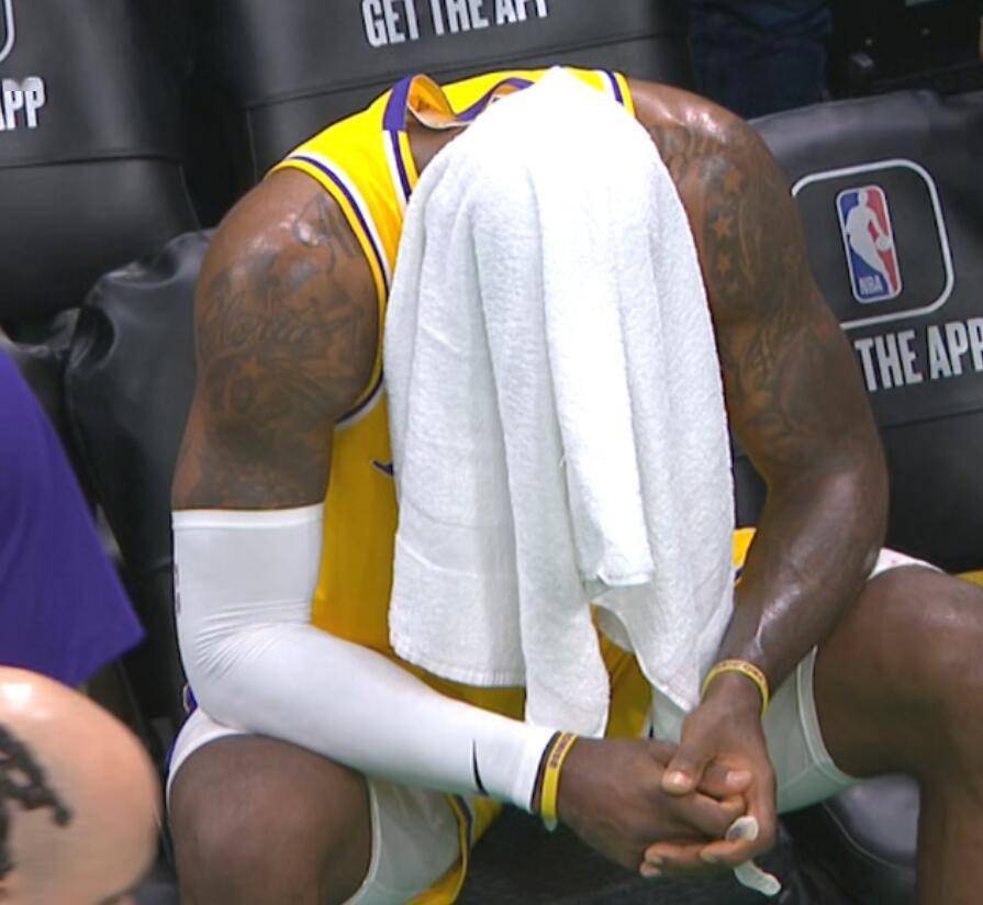 心碎,詹姆斯输球后用毛巾盖头_湖人_篮板_助攻