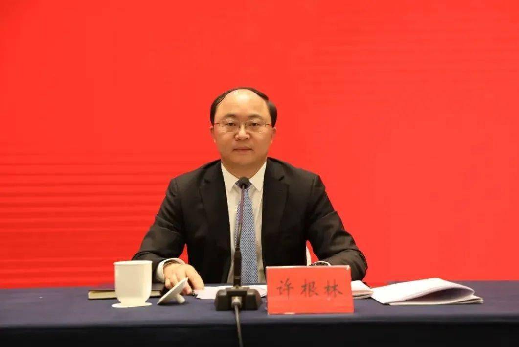 县委副书记,县长许根林主持会议会上传达盐城市绿色低碳发展示范区