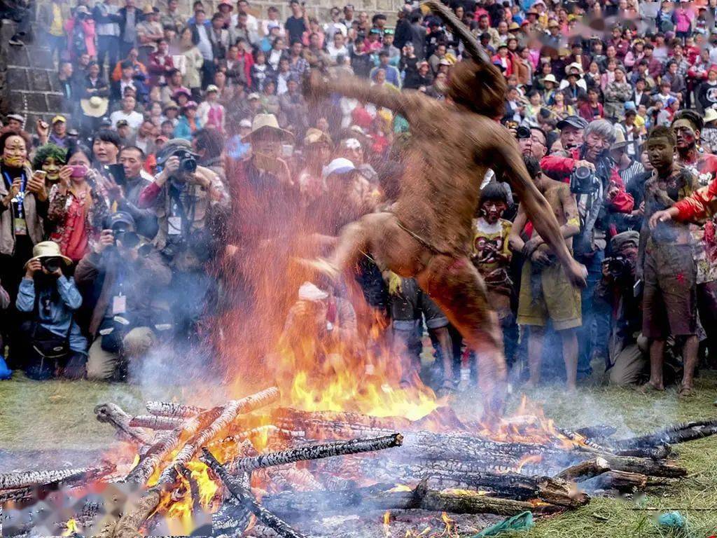 阿细祭火男孩图片