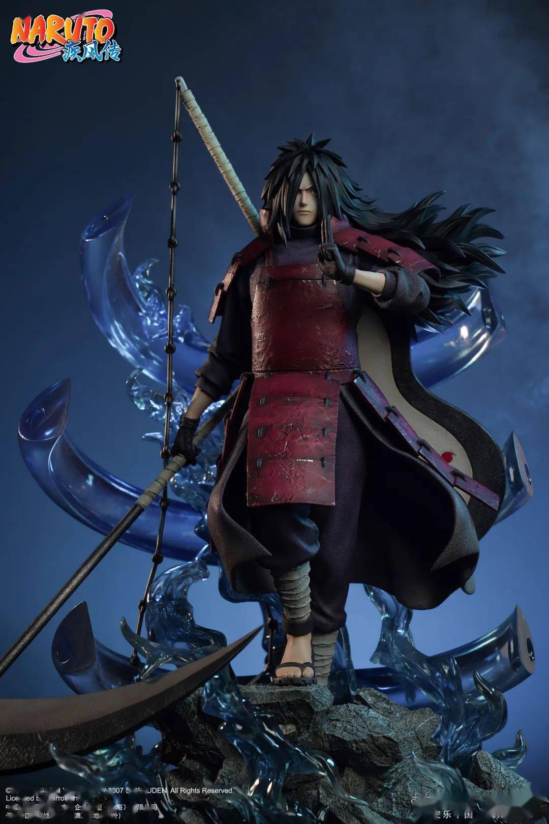 全盛时期的宇智波斑身披暗红色叠层挂甲,肩,背及前胸侧腹等要害位置在