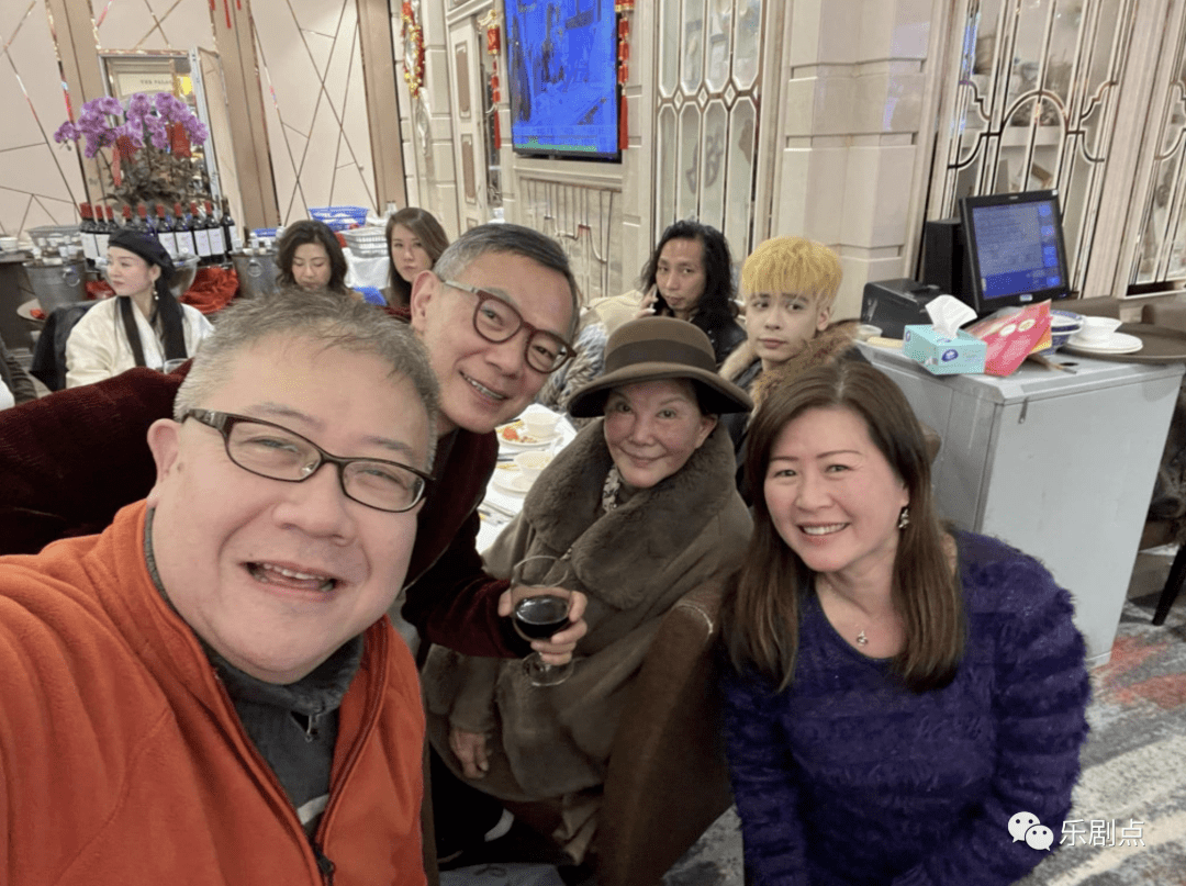 78岁香港才女白韵琴出席友人寿宴,打扮精心难掩老态,小15岁丈夫贴身