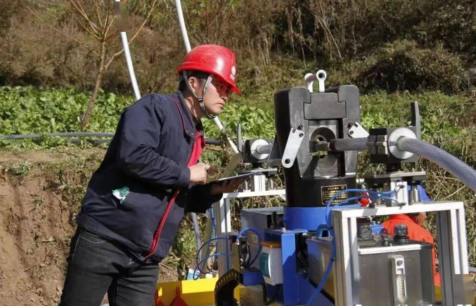 连接高压电线"大拿",12分钟接1根_导线_自动化_施工人员