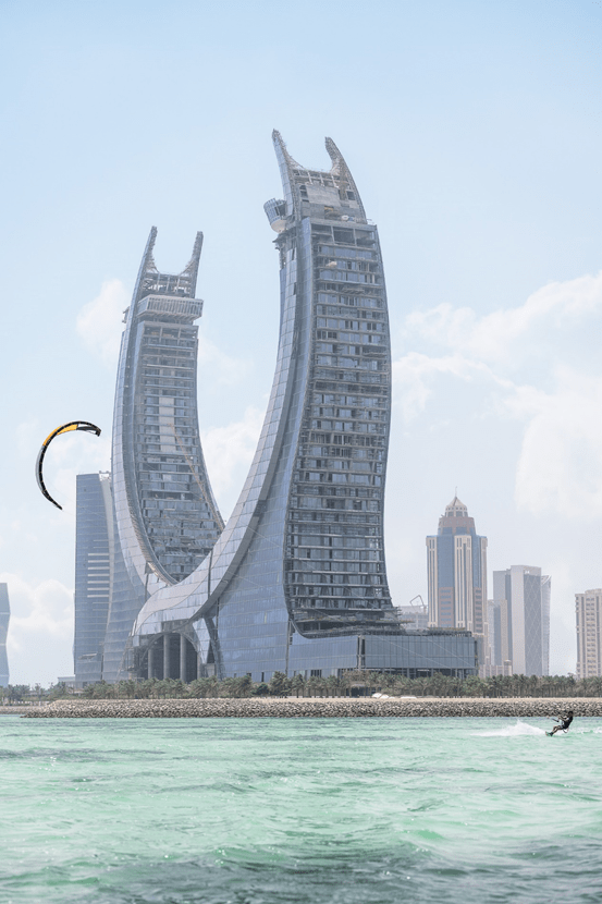 我是深夜落地的卡塔尔.