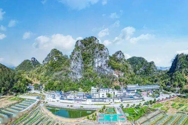 畅玩英德小华山,房间里面带私家泡池,含公共温泉 早餐,送景区门票