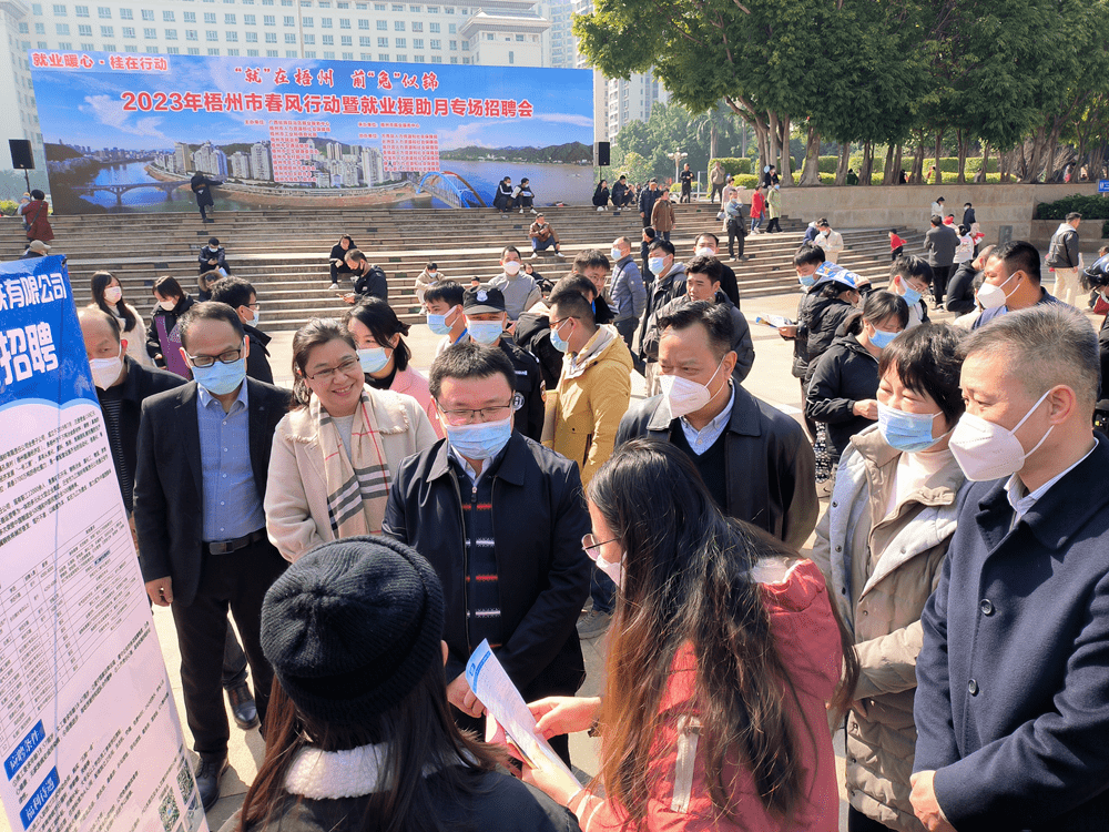 在招聘会现场,市委常委,副市长文峰同志与企业负责人,求职群众深入