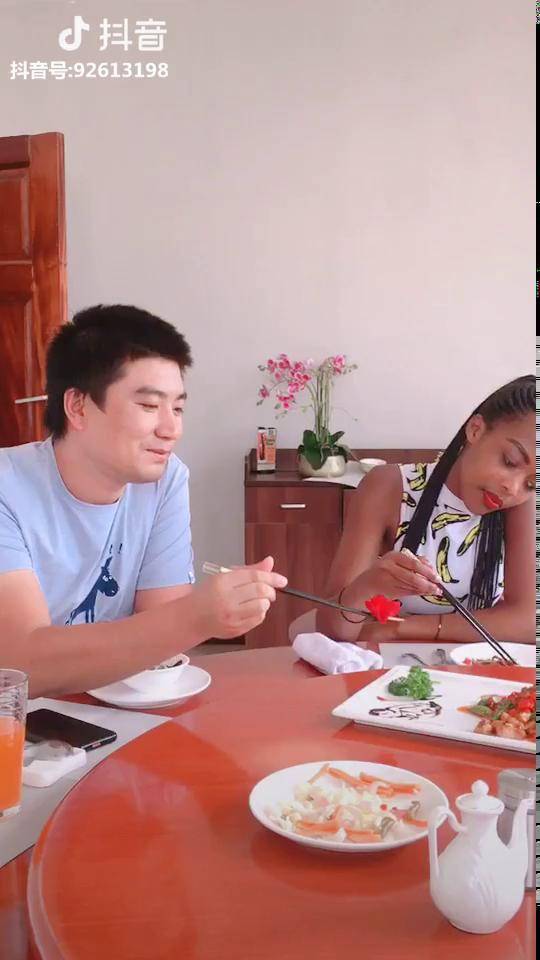 亮哥给黛安娜送,表白能成功吗?亮哥闯非洲 我在非洲卢旺达 非洲小谢