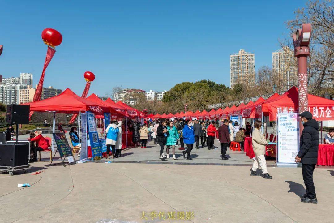 鄧州人民公園招聘現場求職者紛至沓來_就業_人才_信息