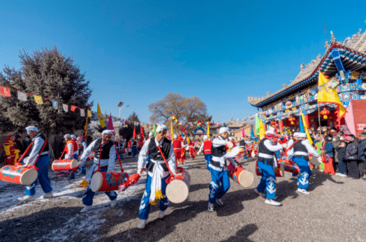 精神抖擻,踩著鼓點,太平鼓,舞龍,舞獅,旱船等精彩的節目輪番上演,為全