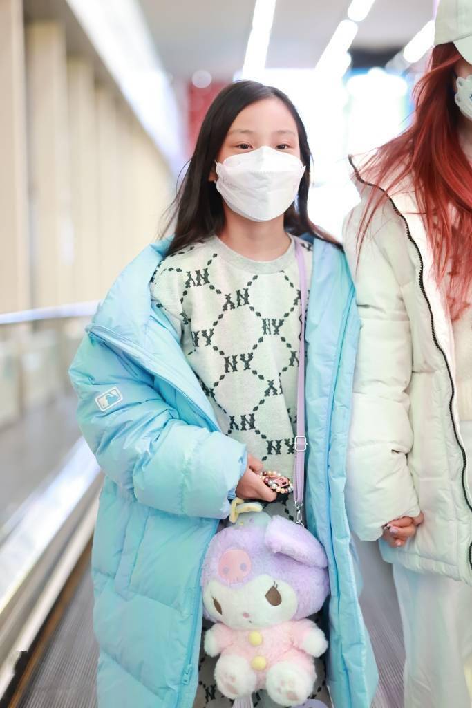 甜馨虽然身高猛窜直逼小璐,少女范十足,但依旧还是喜欢玩偶公仔的甜妹