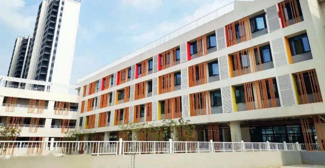 襄阳五中华侨城实验学校实景图届时,整座大城的生活场景将为参观者