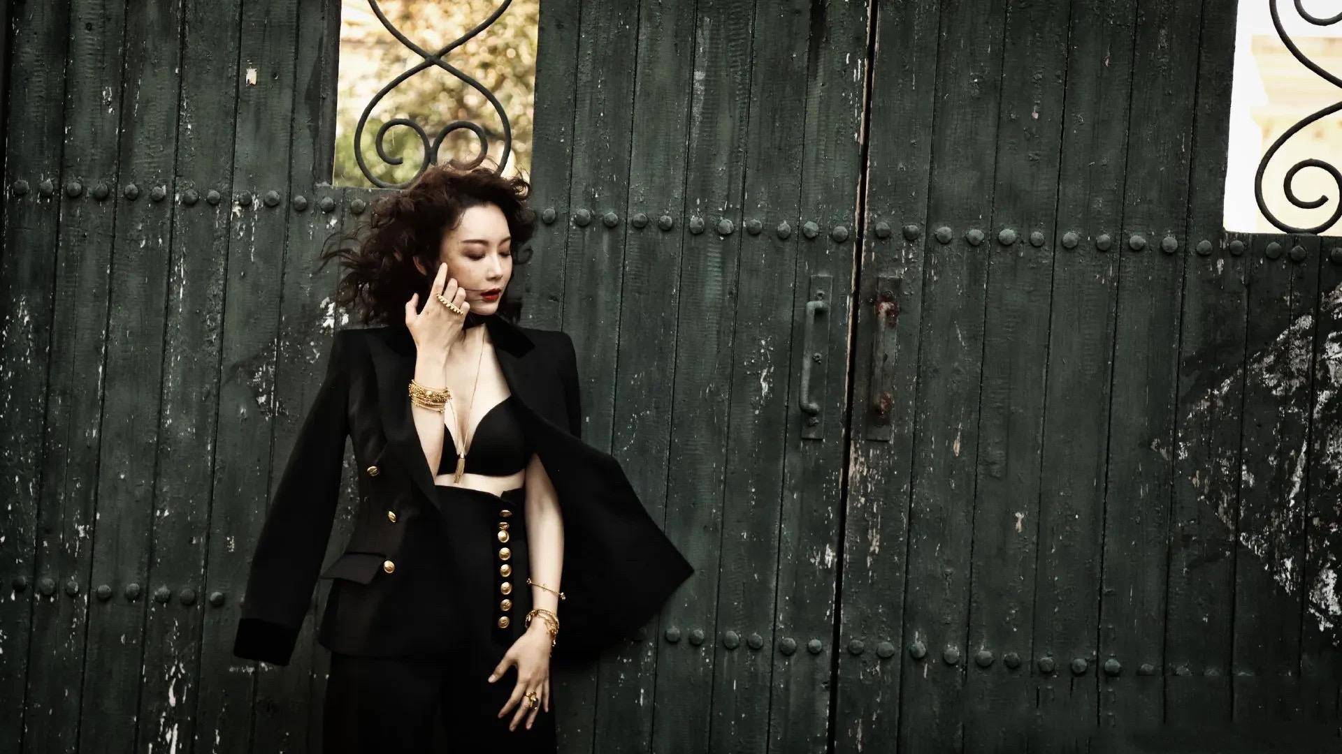 陈数原来如此"野性",穿黑色内衣拍写真,搭西装外套又酷又美!