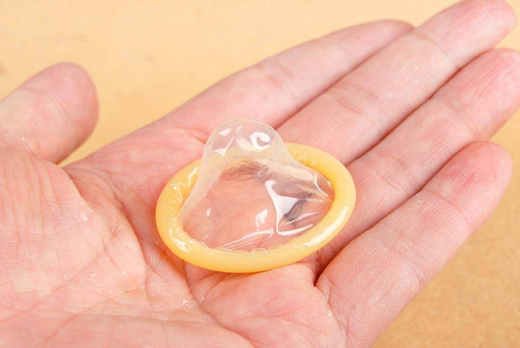 如果同房过程中没有使用避孕套,只是在射精前使用避孕套,同房过程中