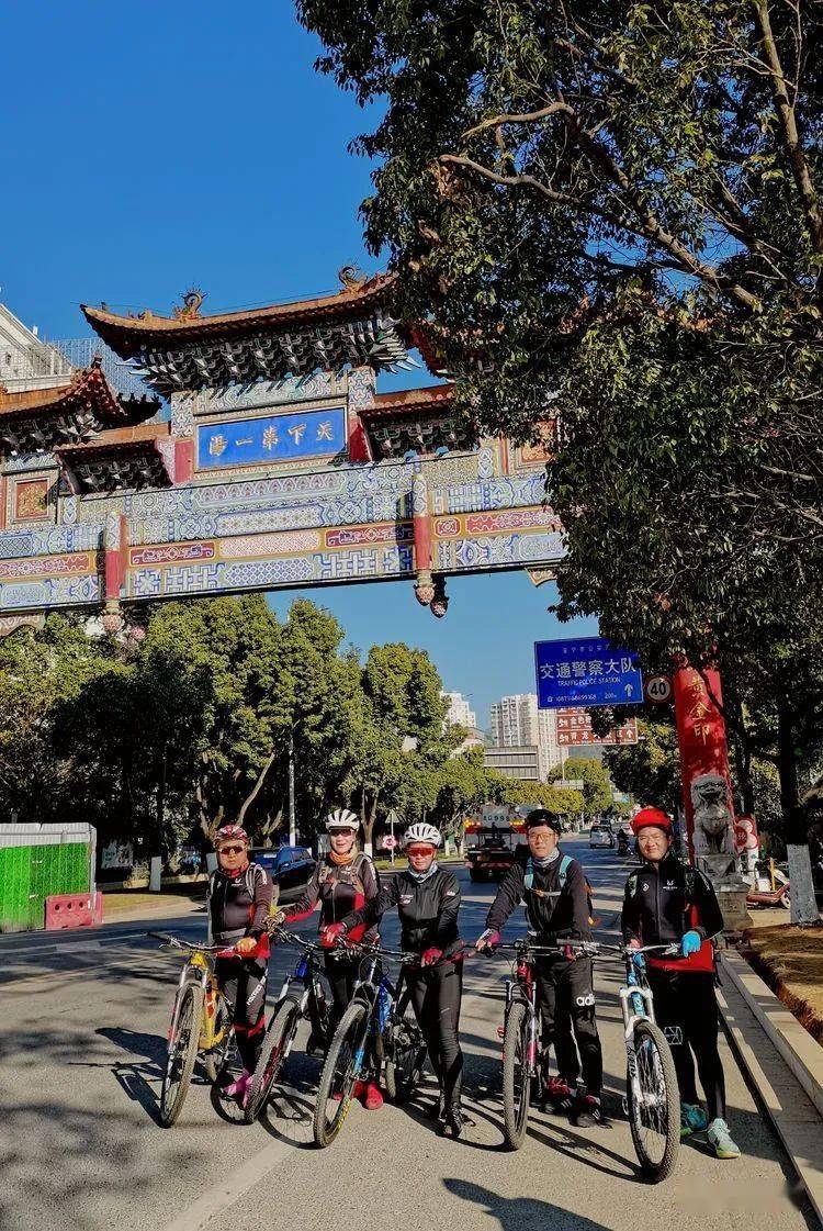 "天下第一汤"温泉牌坊到达安宁市碧鸡关强林石化加油站,从很多年前起