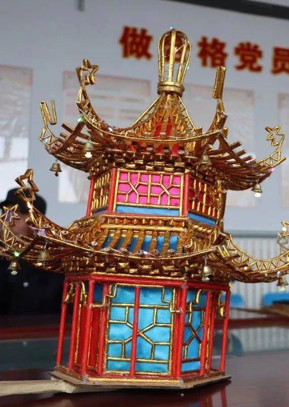 今年,时金亮还创新制作出了双层的八角戏楼灯笼,打开灯光的一瞬间,不