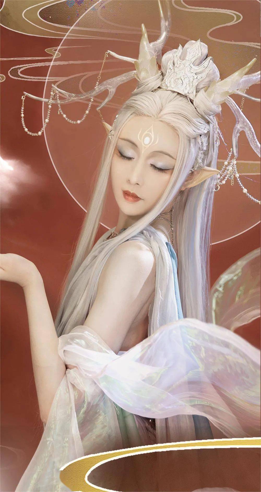 在菜菜的演绎下,九色鹿仿佛是落入尘世的仙子.