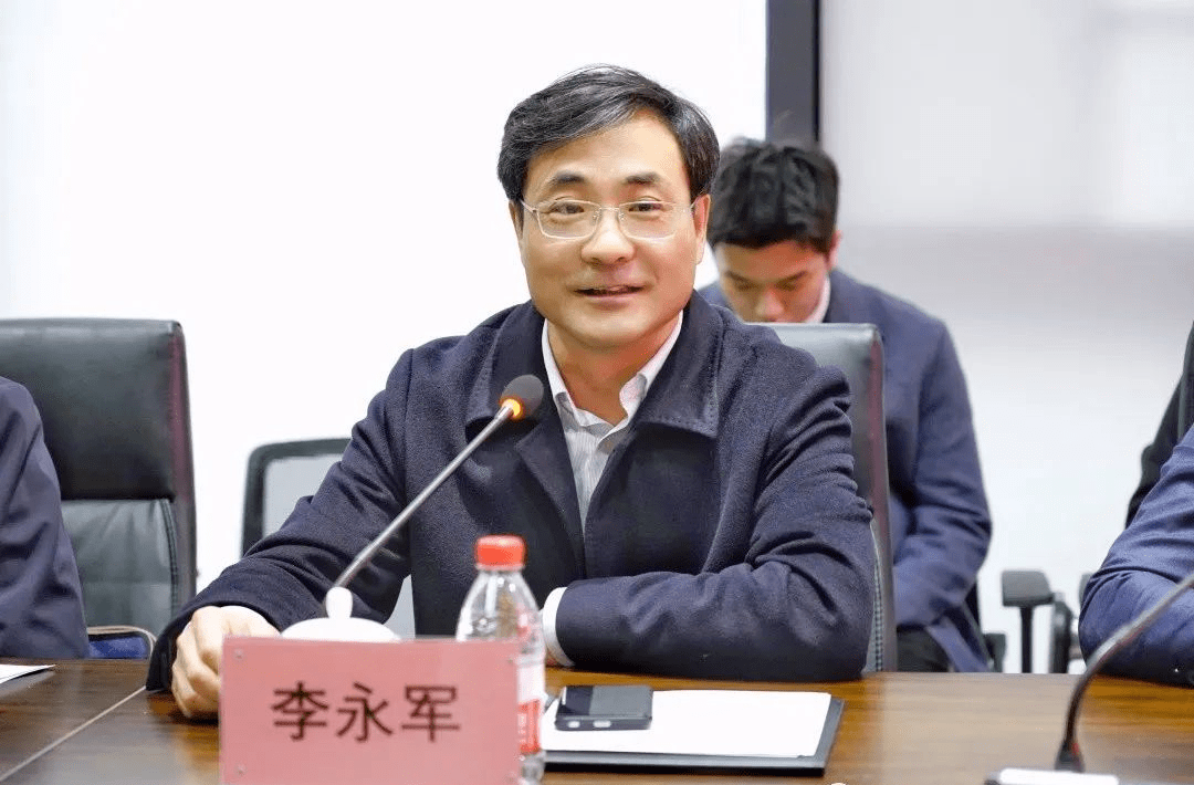 湖南省人社厅厅长李永军(图右)为星邦智能授牌▲刘国良董事长向博士后
