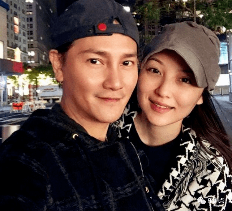 丁子峻携妻子出席,51岁仍帅气像堂弟丁子高_吉祥_穿着_爸爸