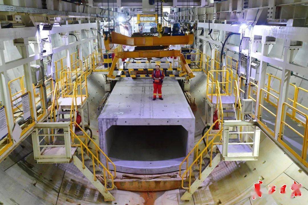 "蛟龙"过江 武汉地铁建设者奋战12号线越江隧道_长江_掘进_江城