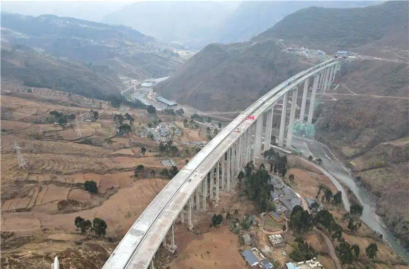 目前,雅西高速已建成通車,樂西高速,宜攀高速正在加快建設中,預計2025