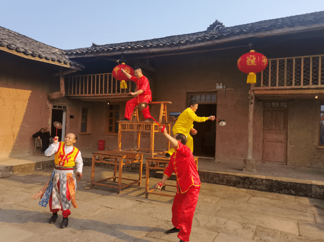 原汁原味的高台翻山较子、少儿翻山较子非遗民俗表演，让游客直呼过瘾。