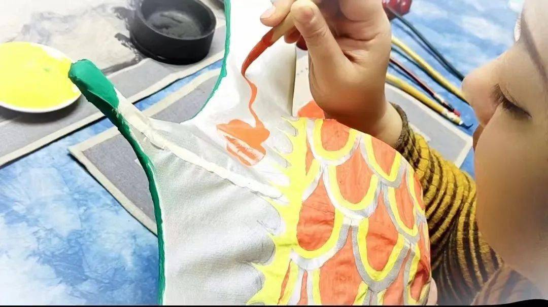 步骤三:丝绢蒙皮,注意要绷平整.