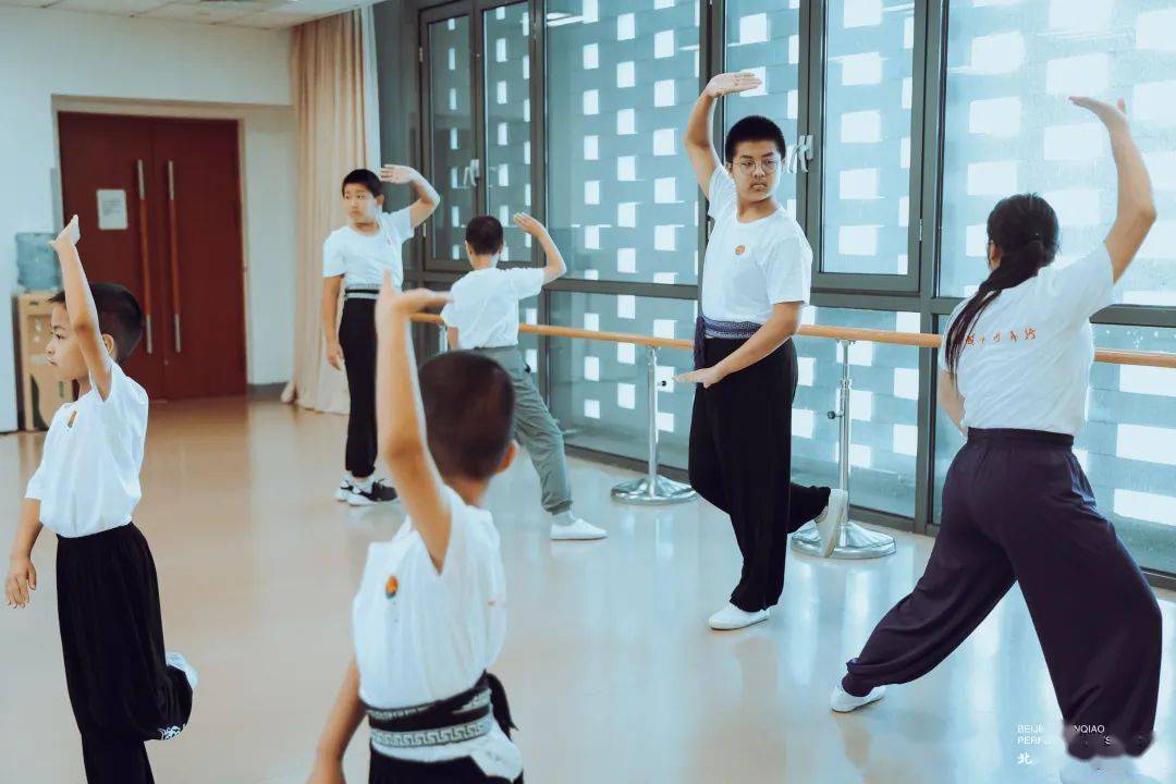 京剧发声方法,气息运用等启蒙内容;提高班重在提升吐字发音,行腔归韵